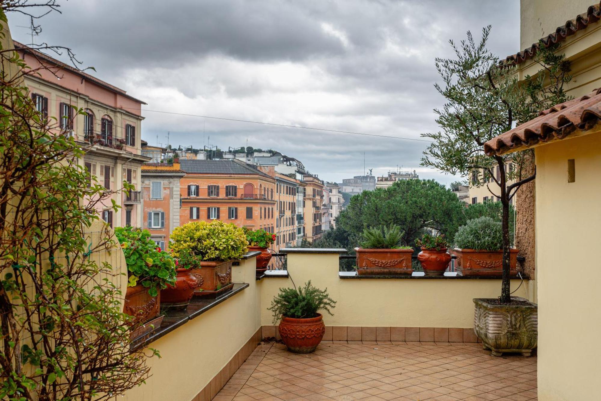 Vatican Penthouse - Terrace With View