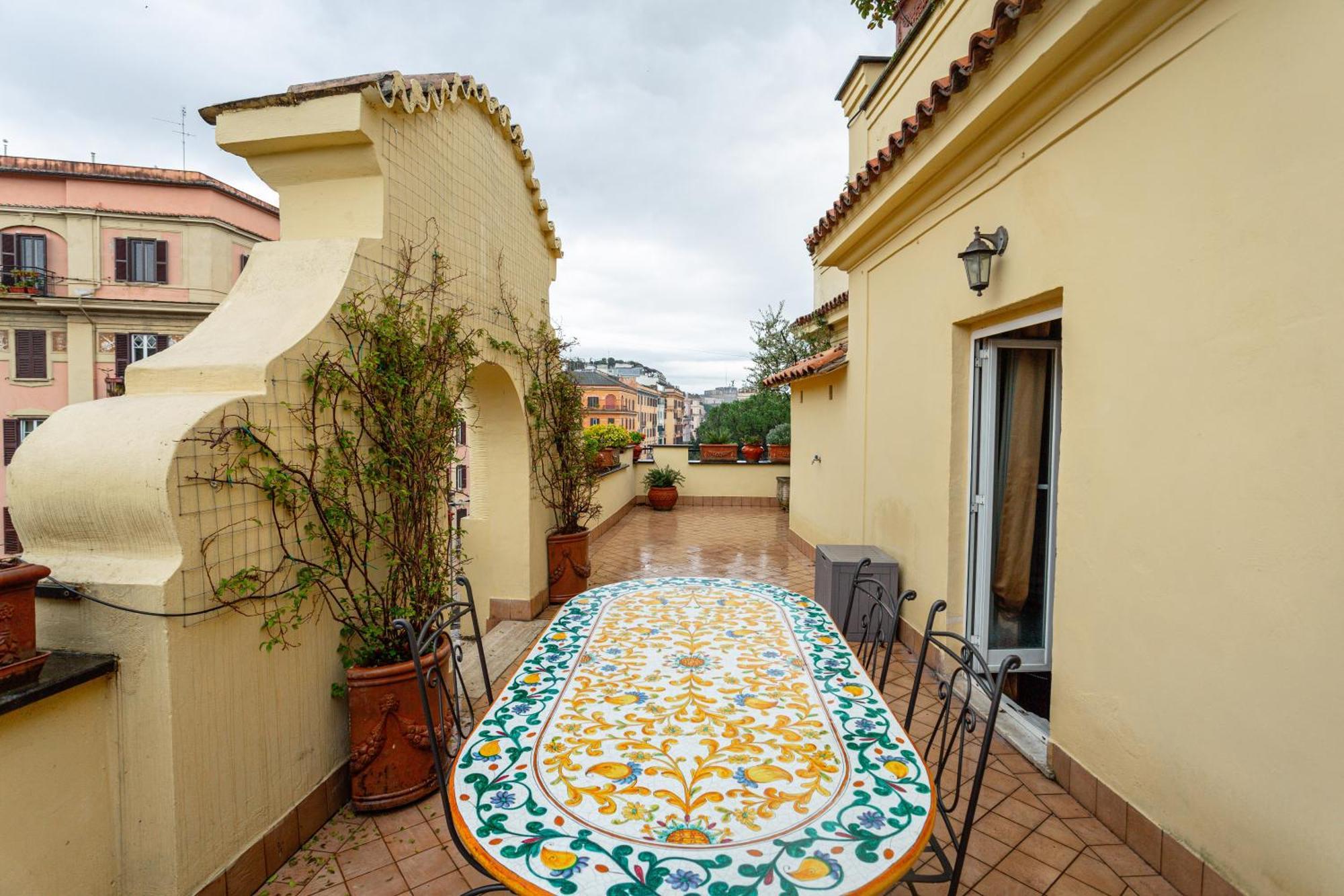 Vatican Penthouse - Terrace With View * Rom